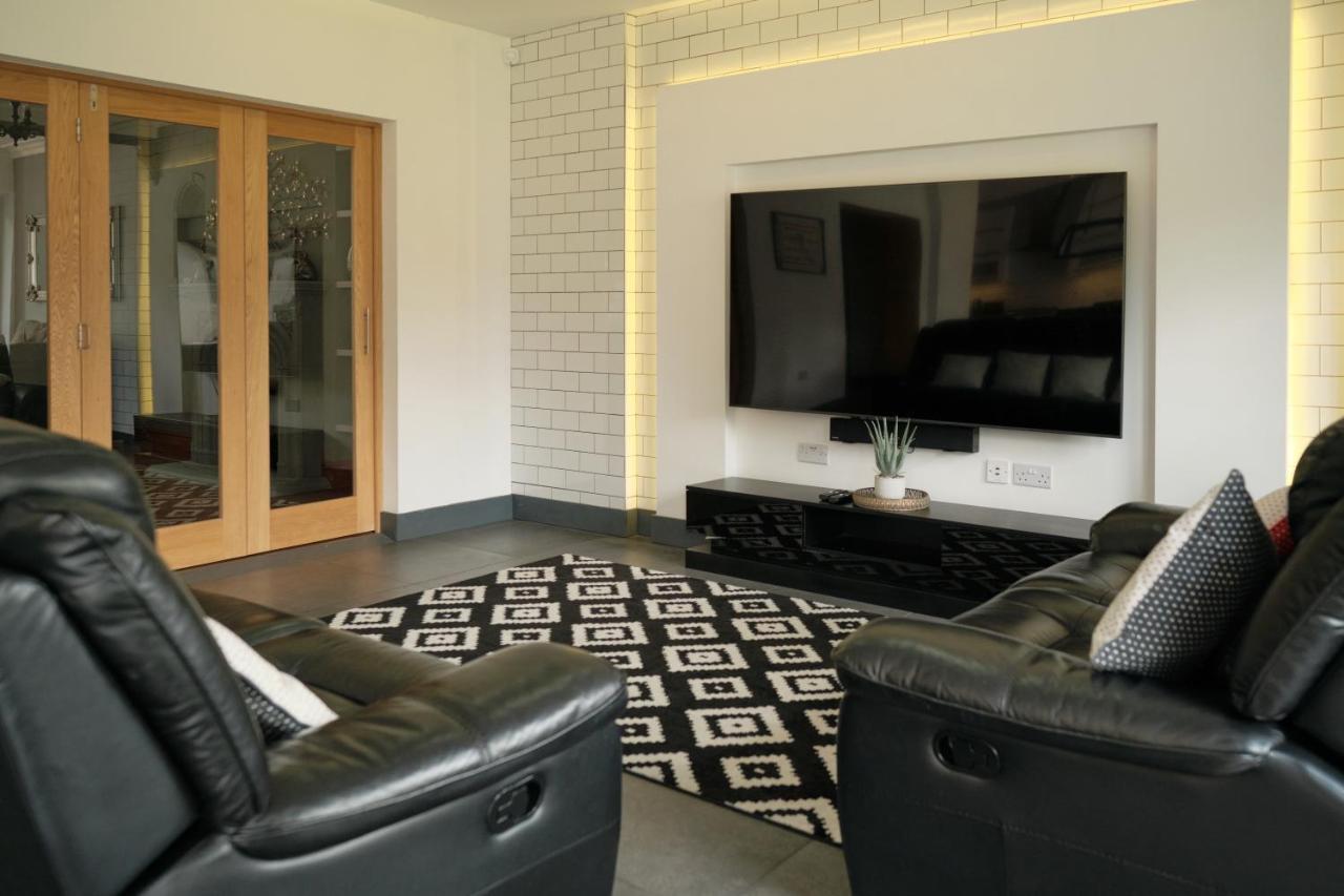Modern Spacious House - Sleeps 16, Free Parking, Sun Terrace Nuneaton Dış mekan fotoğraf